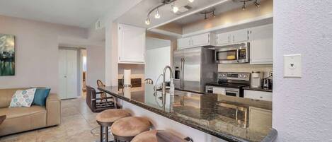 Jääkaappi, mikroaaltouuni, uuni, liesi