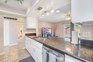 Interior - Exclusive Tempe home: pool, BBQ, sleeps 8 (Tempe)
