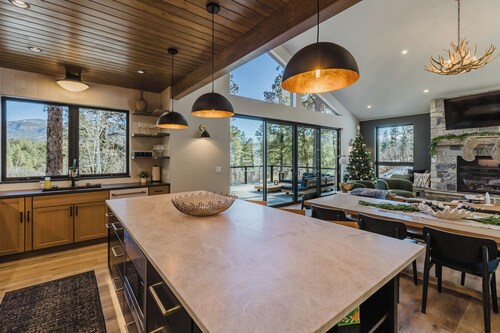 Spacious New Luxury Mountain Home | Hot Tub, Views, Near Wolf Creek