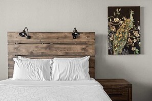 Iron/ironing board, travel crib, WiFi, bed sheets - Lakefront Serenity - Good Life Arizona (Tempe)