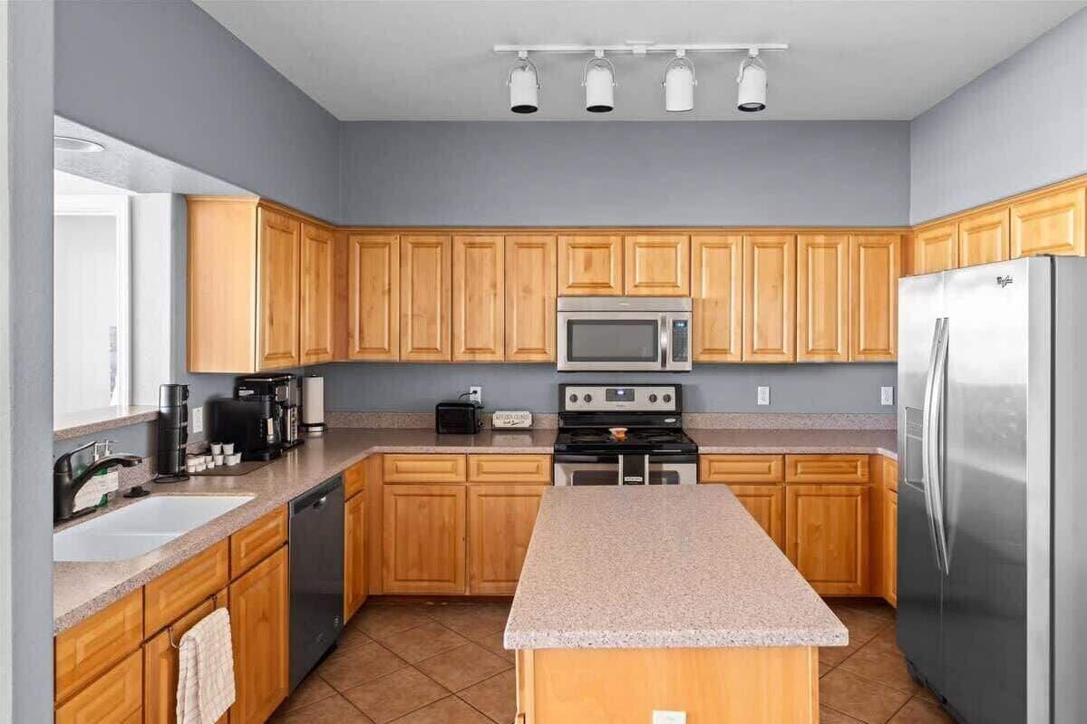 Réfrigérateur, four à micro-ondes, un four, surface de cuisson