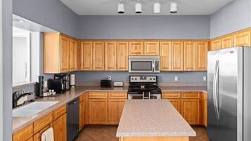 Réfrigérateur, four à micro-ondes, un four, surface de cuisson