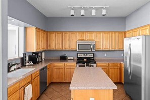 Fridge, microwave, oven, stovetop - Lakefront Serenity - Good Life Arizona (Tempe)