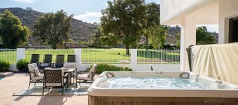 Exclusive Golf Retreat: Pool, Spa, Sleeps 18