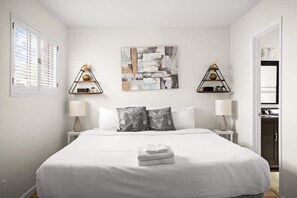 4 bedrooms, iron/ironing board, travel cot, WiFi - Exclusive Golf Retreat: Pool, Spa, Sleeps 18 (Phoenix)