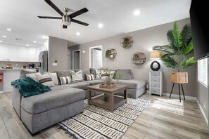 TV - Red Mountain Retreat Luxury Mesa Escape wPool (Mesa)