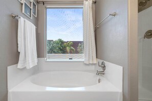 Douche, sèche-cheveux, serviettes fournies