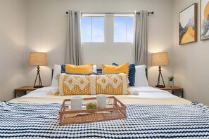 5 bedrooms, iron/ironing board, travel cot, WiFi - Red Mountain Retreat Luxury Mesa Escape wPool (Mesa)