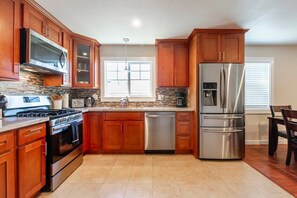 Refrigerador, microondas, horno y parrilla de estufa 