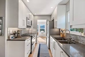 Coffee/tea maker, fridge, microwave, oven - Marbella Lane - Chic Abode w Mountain Skyline (Pacifica)