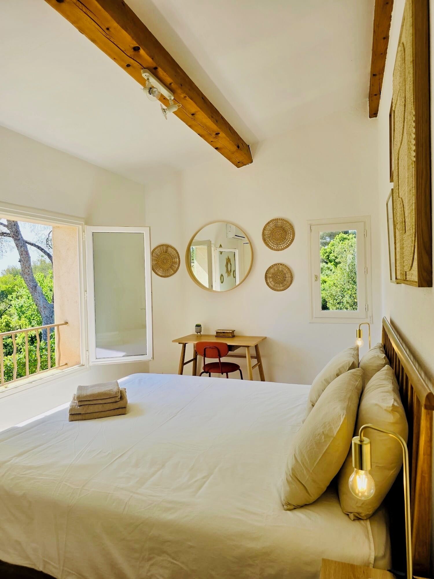 Desk, iron/ironing board, WiFi, bed sheets