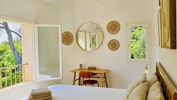Desk, iron/ironing board, WiFi, bed sheets
