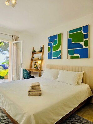 Desk, iron/ironing board, WiFi, bed sheets - Newly Renovated Luxury 4-Bdr Villa with Seaview, Pool and AC in Les Issambres (Roquebrune-sur-Argens)
