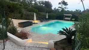 Outdoor pool - Newly Renovated Luxury 4-Bdr Villa with Seaview, Pool and AC in Les Issambres (Roquebrune-sur-Argens)