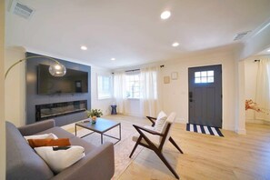 TV, fireplace, offices - Marbella Lane - Vibrant 4BR RWC Ldry (Redwood City)
