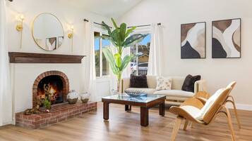 Televisio, takka, työhuone