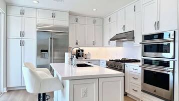 Kylskåp, mikrovågsugn, ugn och spishäll