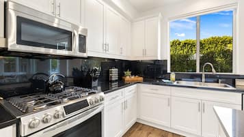 Frigorífic, microones, placa de cuina i rentaplats