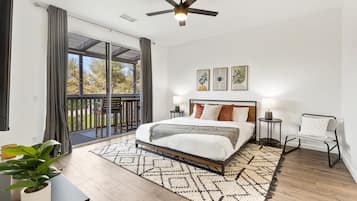 Planxa i posts de planxar, un bressol de viatge, wifi i roba de llit