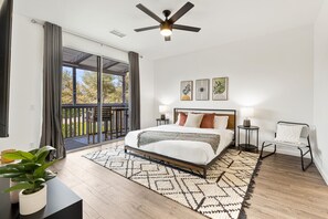 Tabla de planchar con plancha, cuna de viaje, wifi y ropa de cama