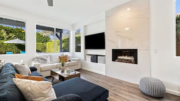 Fernseher, Kamin, Videospiele, Arbeitsbereiche