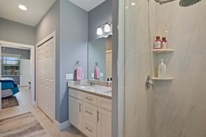 Shower, towels - Villa Paloma - Beautiful electric-heated saltwater pool home with fenced yard - SWFL Rentals (Cape Coral)