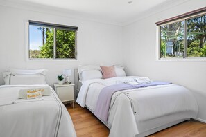 4 habitaciones, tabla de planchar con plancha y cuna de viaje