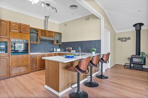 Een koelkast, een magnetron, een oven, een kookplaat