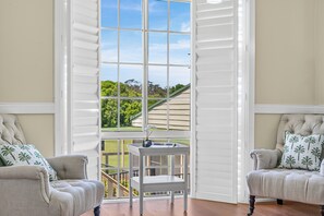 Een smart-tv, tafelvoetbal, een tafeltennistafel en boeken