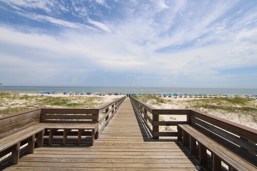 👣 Come get your toes in the sand. Lets make a splash! .🌊🐳🐬
