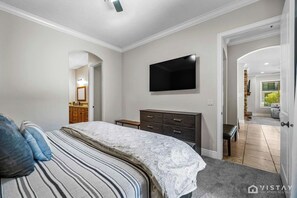 3 camere, una scrivania, ferro/asse da stiro, culla da viaggio