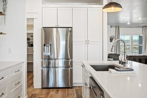 Fridge, microwave, oven, stovetop - Bryce View Retreat | 30min to Bryce Canyon | Mtn Views (Panguitch)