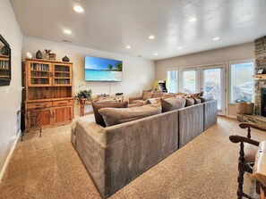 Smart TV, chimenea y libros 