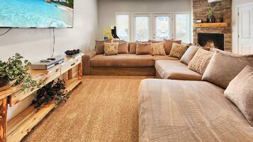 Een smart-tv, een open haard en boeken