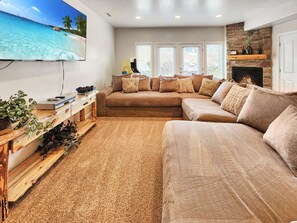 Een smart-tv, een open haard en boeken