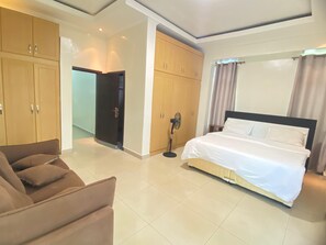 Quarto casal ou duplo standard, vista para a cidade | Cofres nos quartos, escrivaninha, cortinas blackout