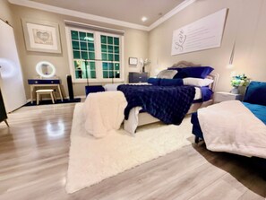 Iron/ironing board, WiFi, bed sheets - Huge 2 Story 3k Sq Ft Luxury House of Peace in the Heart of Paris, TX (Paris)