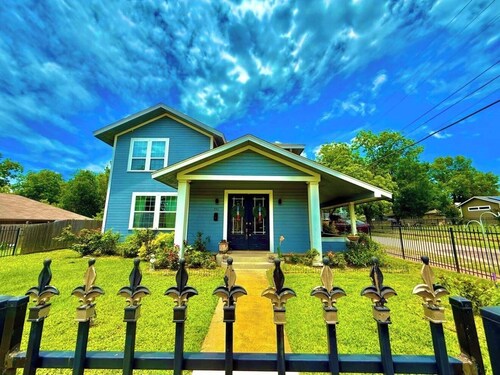 Huge 2 Story 3k Sq Ft Luxury House of Peace in the Heart of Paris, TX