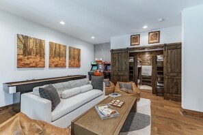 Ein Wohnzimmer mit einer Couch, einem Couchtisch und Kunstwerken an der Wand.