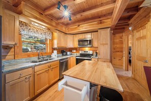 Fridge, microwave, dishwasher, coffee/tea maker - Beech Mtn Cabin for 10: 3BR, 3BA, Near Skiing, Hiking & Dining! (Beech Mountain)