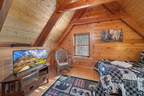 Free WiFi, bed sheets - Beech Mtn Cabin for 10: 3BR, 3BA, Near Skiing, Hiking & Dining! (Beech Mountain)