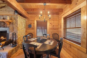 Dining - Beech Mtn Cabin for 10: 3BR, 3BA, Near Skiing, Hiking & Dining! (Beech Mountain)