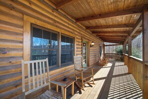 Terrace/patio - Beech Mtn Cabin for 10: 3BR, 3BA, Near Skiing, Hiking & Dining! (Beech Mountain)