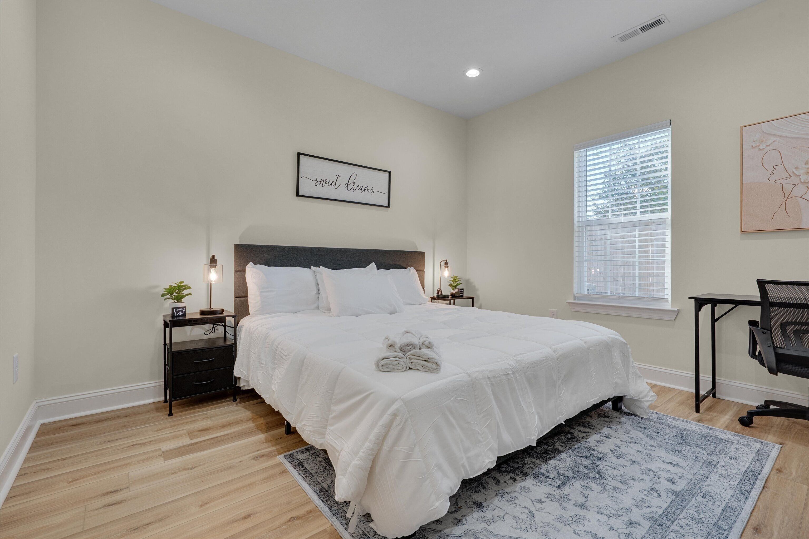 Strykjärn/strykbräda, wi-fi och sängkläder