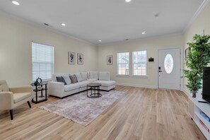 TV - Cozy & Stylish Retreat Near Duke- Quiet Unit C (Durham)