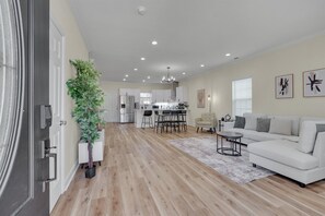 TV - Cozy & Stylish Retreat Near Duke- Quiet Unit C (Durham)