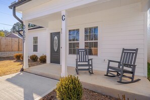 Terrace/patio - Cozy & Stylish Retreat Near Duke- Quiet Unit C (Durham)