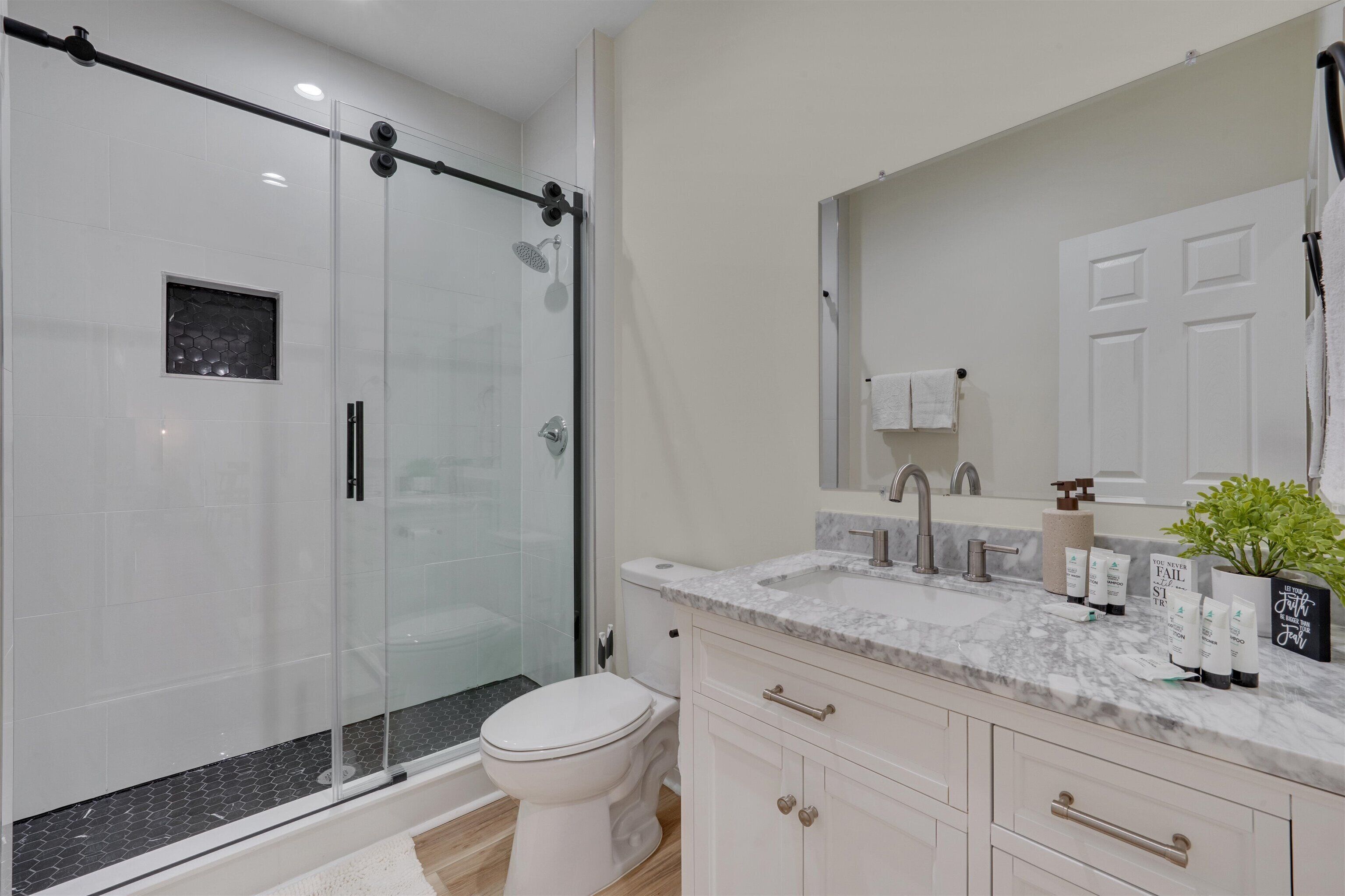 Douche, sèche-cheveux, serviettes fournies, savon