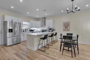 Micro-ondes, four, plaque de cuisson, lave-vaisselle