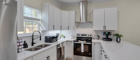 Microondas, horno, parrilla de estufa y lavavajillas